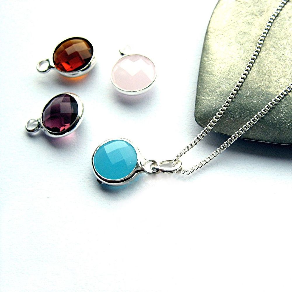 Collier en argent avec breloque et pierre de naissance personnalisée